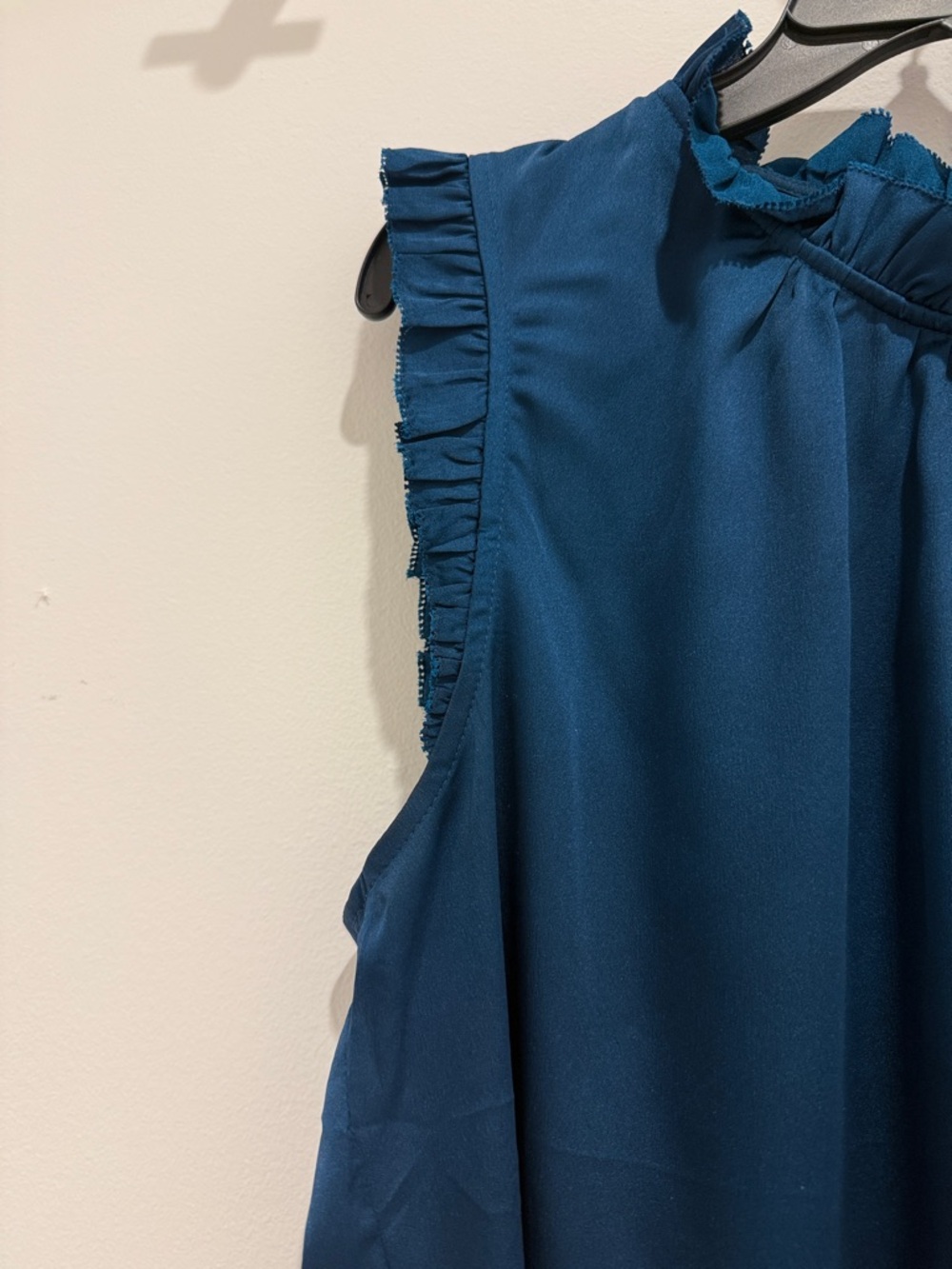 White House Black Market Teal Sleeveless Ruffle-Neck Camisole Pre Owned - Picture 3 of 5